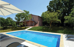  Three-Bedroom Holiday Home in Rovinj  Ровинь